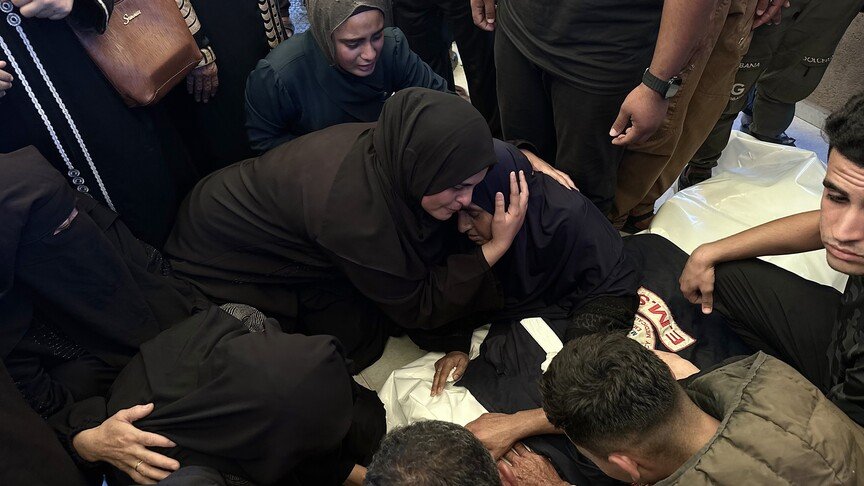 شهيد متأثرا بجراحه في مواصي خان يونس.... وجيش الاحتلال يوسع مناطق سيطرته وسط قطاع غزة